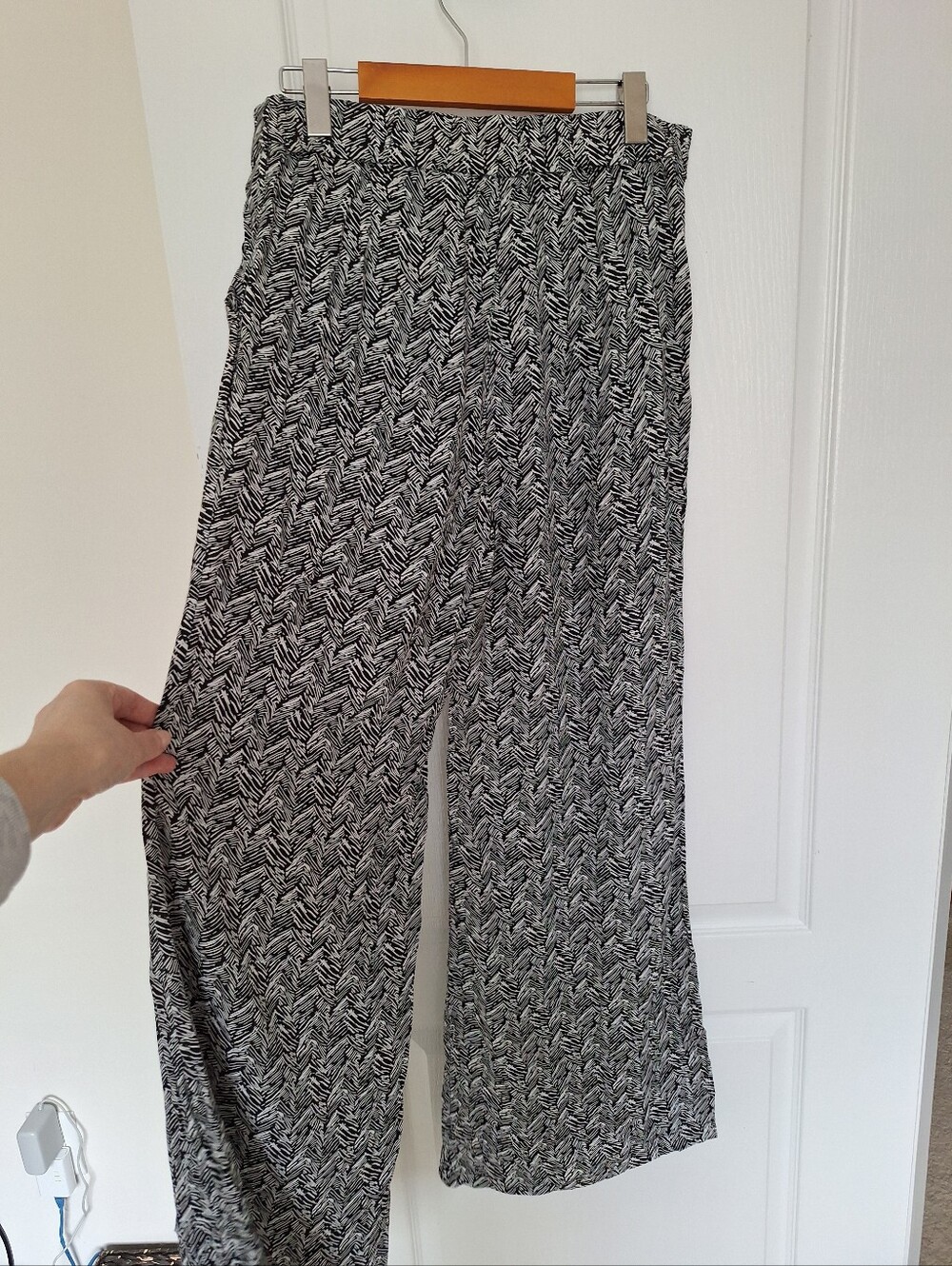 Dynamite Lightweight Wide-Leg Printed Women’s Trouser Pants in Black & White M